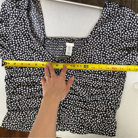 2 for $10! H&M Floral Black and White Scrunch Long sleeve Blouse M - Picture 5 of 6